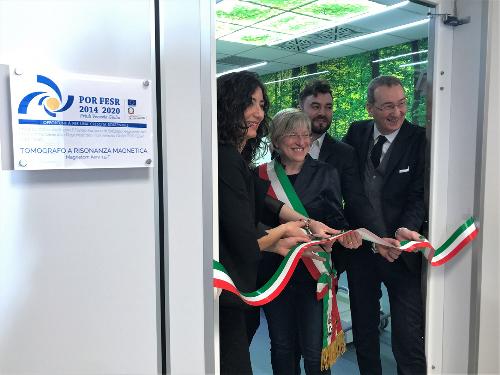 Sergio Bolzonello (vicepresidente della Regione), Nicolò Barbiani (dirigente Imago), Simona Liguori (assessore alla Salute Comune di Udine) e Camilla Barbiani (dirigente Imago) al taglio del nastro della nuova risonanza magnetica al Centro Imago - Udine 08/03/2018